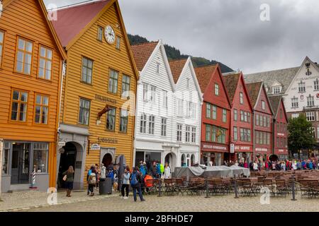 Bergen, Norvegia - 13 agosto 2019: Case di legno colorate a Bryggen, architettura tradizionale nella città di Bergen e patrimonio culturale mondiale dell'UNESCO Foto Stock