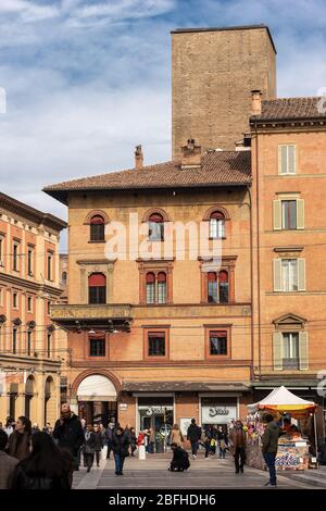 Palazzo e Torre degli Scappi, torre medievale e palazzo con affreschi (1219-1220) nel centro di Bologna, Emilia-Romagna, Italia, Europa Foto Stock