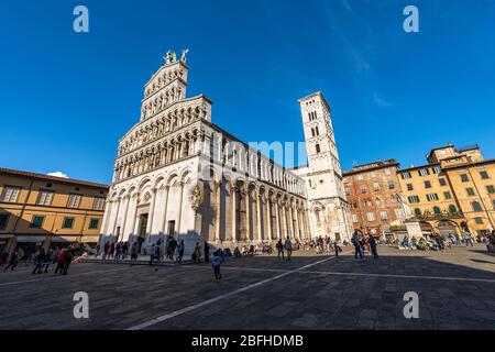 Antica Chiesa di San Michele in Foro, in stile pisano, romanico e gotico (XIII-XIV secolo) nel centro di Lucca, Toscana, Italia, Europa Foto Stock