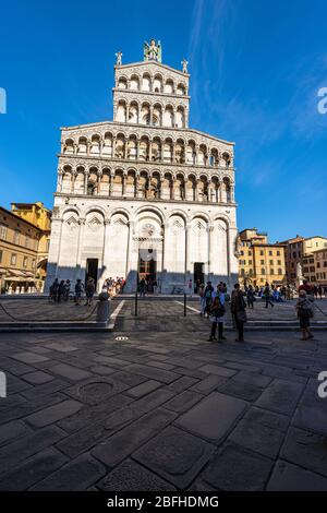 Antica Chiesa di San Michele in Foro, in stile pisano, romanico e gotico (XIII-XIV secolo) nel centro di Lucca, Toscana, Italia, Europa Foto Stock