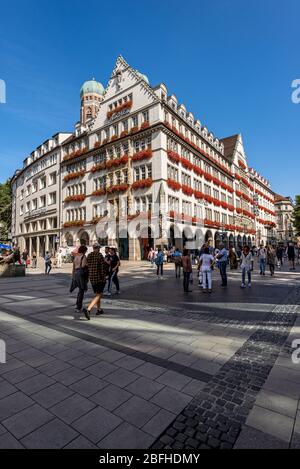 Edificio Zum Schonen Turm (la bella torre) Hirmer azienda negozio di moda in Kaufingerstrasse vicino Marienplatz. Monaco, Germania Foto Stock