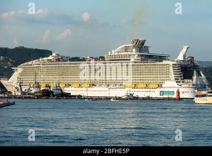 Sinfonia dei mari, nave da crociera della società Royal Caribbean International, ormeggiata nel porto di la Spezia in Liguria, Italia, Europa Foto Stock