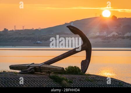 Appledore, North Devon, Inghilterra. Domenica 19 aprile 2020. Meteo Regno Unito. Dopo una notte nuvolosa mite sull'estuario del fiume Torridge, i villaggi costieri di Instow e Appledore si svegliano con un'alba colorata ma fosca, mentre oggi è prevista una brezza leggera per il North Devon. Credit: Terry Mathews/Alamy Live News Foto Stock