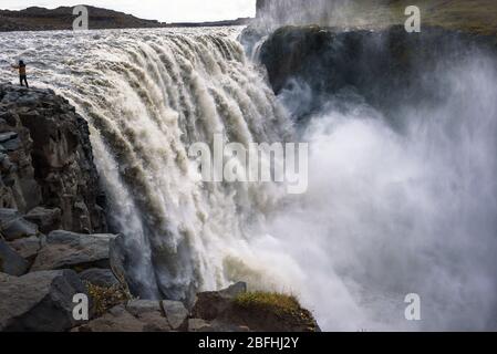 Il turista scatta una fotografia di selfie alla cascata di Dettifoss in Islanda Foto Stock