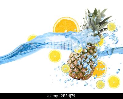 Frutta fresca caduta in acqua Foto Stock