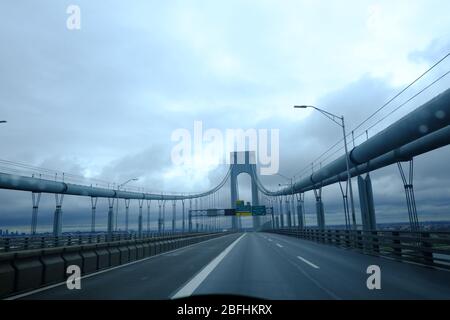 Il ponte Verrazzano-Narrows è il ponte sospeso più lungo dell'emisfero occidentale, che collega la città di New York con l'isola di Staten Foto Stock