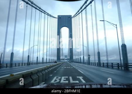 Il ponte Verrazzano-Narrows è il ponte sospeso più lungo dell'emisfero occidentale, che collega la città di New York con l'isola di Staten Foto Stock