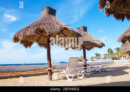 spiagge fronte acqua a cozumel terminal delle navi da crociera cozumel, cozumel, cozumel spiaggia messico, cozumel baia, messico, sud america, sole sedie a sdraio hotel cozumel Foto Stock