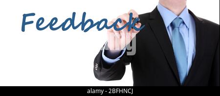 Businessman che scrive parola Feedback su scheda trasparente Foto Stock