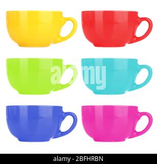 Collage di tazze colorate isolato su bianco Foto Stock