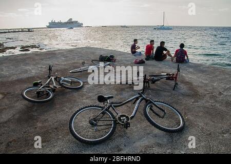 spiagge fronte acqua a cozumel terminal delle navi da crociera cozumel, cozumel, cozumel spiaggia messico, cozumel baia, messico, sud america, sole sedie a sdraio hotel cozumel Foto Stock