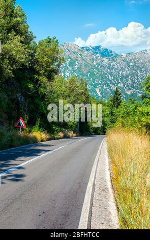 Paesaggio estivo con strada di montagna in Montenegro Foto Stock