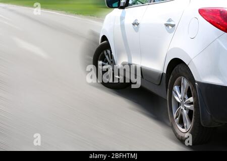 Auto molto veloce su strada Foto Stock