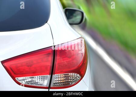 Auto molto veloce su strada Foto Stock