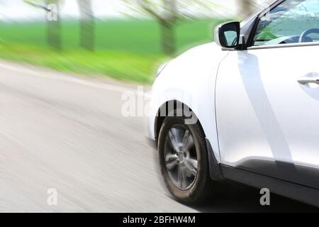 Velocità. Auto su strada Foto Stock