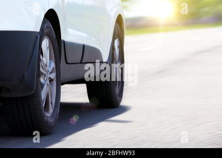 Auto molto veloce su strada Foto Stock