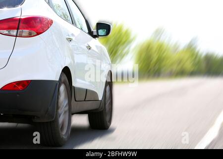 Velocità. Auto su strada Foto Stock