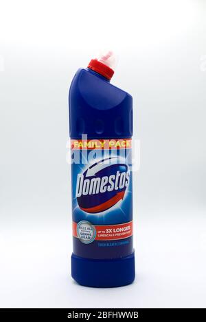 Irvine, Scotland, UK - 18 aprile 2020: Una bottiglia di candeggina Domestos in bottiglia e tappo di plastica riciclabile. Foto Stock