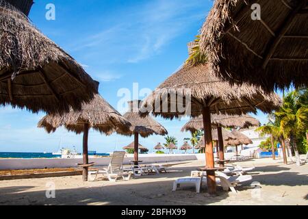 spiagge fronte acqua a cozumel terminal delle navi da crociera cozumel, cozumel, cozumel spiaggia messico, cozumel baia, messico, sud america, sole sedie a sdraio hotel cozumel Foto Stock