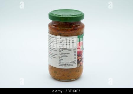 Irvine, Scotland, UK - 18 aprile 2020: Pesto di pomodoro rosso marchiato Tesco con etichetta e in vaso di vetro riciclabile e coperchio in metallo come mostrato sul retro la Foto Stock