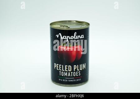 Irvine, Scotland, UK - 18 aprile 2020: Lattina di pomodori pelati a marchio Napolina in lattina riciclabile e etichetta di carta. Foto Stock