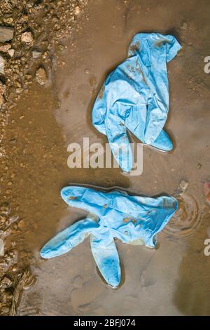 Beirut, Libano. 19 aprile 2020. Beirut è disseminata di guanti in lattice usati e maschere chirurgiche per proteggere contro le infezioni covid-19 sono scartati da membri del pubblico sulla strada. Credit: amer Ghazzal/Alamy Live News Foto Stock