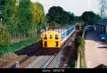 Un numero 207 di Thumper di classe 207010 che lavora un servizio di rete sud-est a Overton il 17 ottobre 1992. Foto Stock