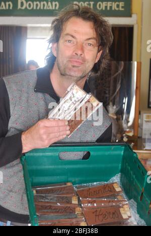 Benoit Lorge di Lorge Chocolatier Bonane, Co. Kerry, Irlanda donando barrette al personale di HSE Front-line al Bantry General Hospital Bantry, Cork, Irlanda Foto Stock