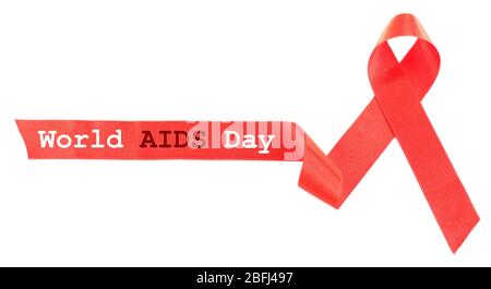 Nastro rosso AIDS isolato su bianco Foto Stock