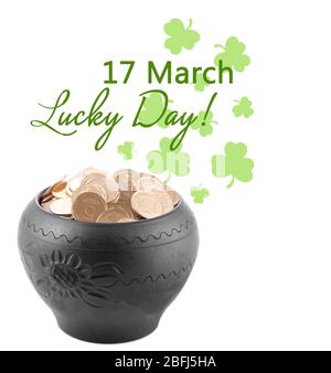 Monete d'oro in vaso di ceramica, tesoro leprechaun, biglietto d'auguri per il giorno di San Patrizio Foto Stock