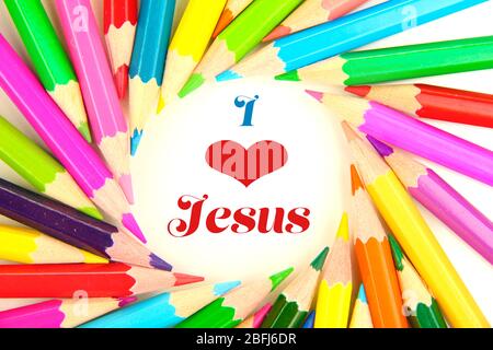 Amo il testo di Gesù in cornice fatta di matite colorate Foto Stock