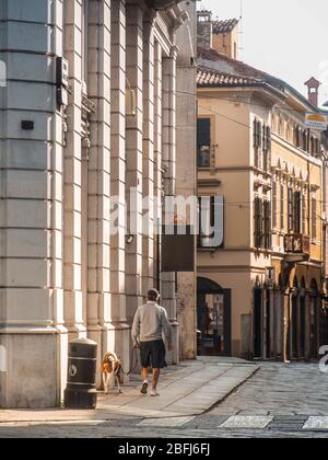 Cremona, Lombardia, Italia - 19 aprile 2020 - camminate con cani, vita quotidiana durante lo scoppio del clockdown del covid-19 Foto Stock