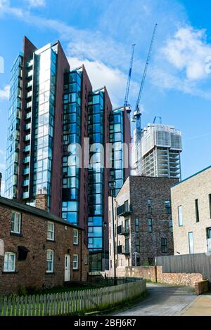 L'Islington Wharf, Islington Wharf Mews e Oxygen Tower (in costruzione), blocchi di appartamenti, New Islington, Ancoats, Manchester, Inghilterra, Regno Unito Foto Stock