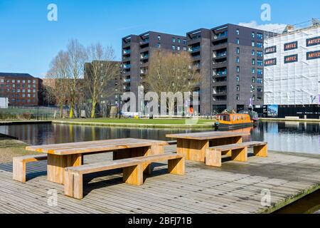 Il campo di cotone Wharf condomini, dal campo di cotone marina Park, New Islington, Ancoats, Manchester, Inghilterra, Regno Unito Foto Stock