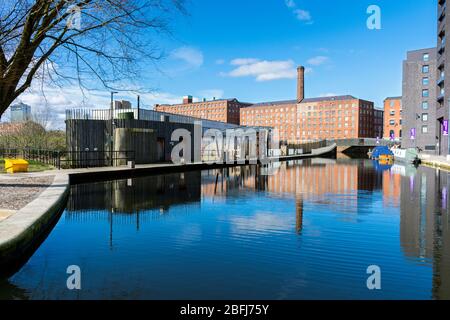 Murrays' Mills (ora appartamenti) si riflette nel porto turistico di Cotton Field Park, New Islington, Ancoats, Manchester, Inghilterra, Regno Unito Foto Stock