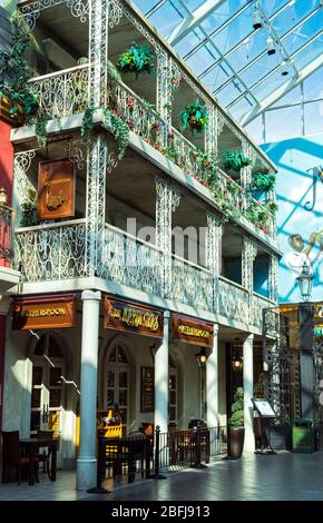 Shopping front americano o creolo in stile Townhouse nell'area a tema 'New Orleans' del centro commerciale Trafford Centre. Trafford, Manchester, Regno Unito Foto Stock