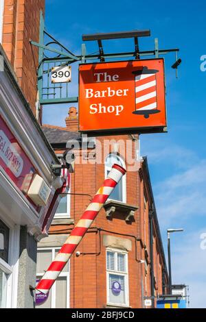 Cartello Barber Shop e pole sulla Third Avenue, The Village, Trafford Park, Manchester, UK Foto Stock