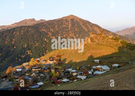 Caucaso, Georgia, regione di Tusheti, Omalo. Il vecchio forte si affaccia sul villaggio di Omalo superiore al tramonto Foto Stock