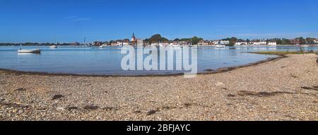 Bosham all'inizio di settembre con la marea in, Sussex occidentale, Inghilterra, panorama paesaggistico del pittoresco Porto del Villaggio di Bosham con barche a vela e il Foto Stock