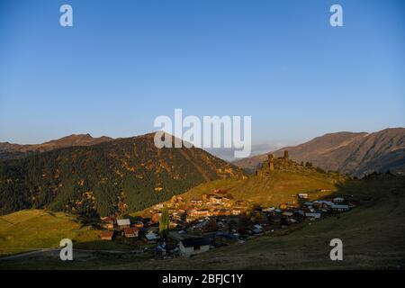 Caucaso, Georgia, regione di Tusheti, Omalo. Il vecchio forte si affaccia sul villaggio di Omalo superiore all'alba Foto Stock