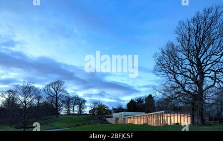 Vista crepuscolo in paesaggio. The Weston at Yorkshire Sculpture Park, Wakefield, Regno Unito. Architetto: Feilden Fowles, 2019. Foto Stock