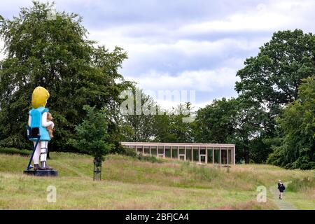 Vista dal parco con scultura Damien Hirst. The Weston at Yorkshire Sculpture Park, Wakefield, Regno Unito. Architetto: Feilden Fowles, 201 Foto Stock