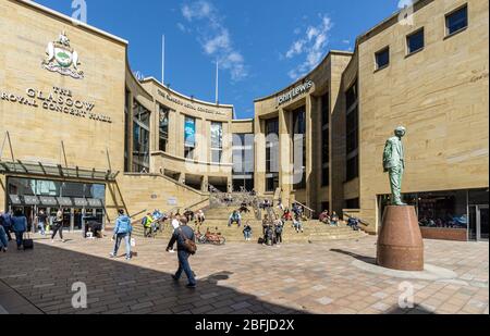 Il monumento all'ex primo Ministro scozzese Donald Dewar, situato all'estremità superiore di Buchanan Street a Glasgow, con dietro la Glasgow Royal Concert Hall. Foto Stock