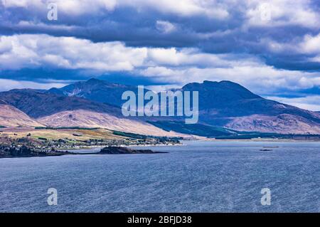 Vista su Loch Carron verso il villaggio Lochcarron dalla A890 vicino a Stromeferry su Loch Carron in Highland Scozia UK Foto Stock