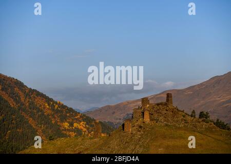 Caucaso, Georgia, regione di Tusheti, Omalo. Il vecchio forte si affaccia sul villaggio di Omalo superiore all'alba Foto Stock