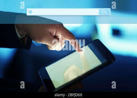 Tecnologia, sistema di ricerca e concetto di Internet. Primo piano del tablet touch screen con la mano maschile Foto Stock