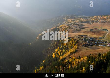 Caucaso, Georgia, regione di Tusheti, Omalo. Un villaggio su una montagna è illuminato dal sole che sorge nella regione Tusheti. Foto Stock