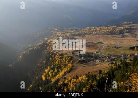 Caucaso, Georgia, regione di Tusheti, Omalo. Un villaggio su una montagna è illuminato dal sole che sorge nella regione Tusheti. Foto Stock