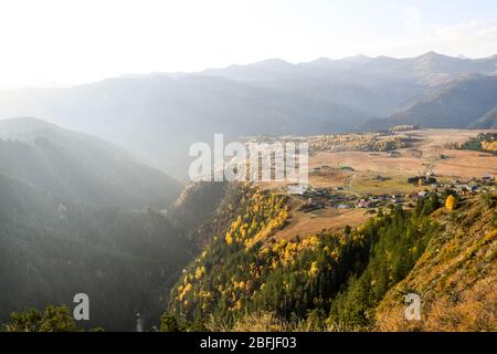 Caucaso, Georgia, regione di Tusheti, Omalo. Un villaggio su una montagna è illuminato dal sole che sorge nella regione Tusheti. Foto Stock