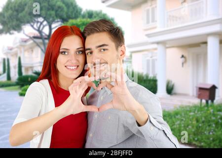 Coppia amorevole vicino alla loro casa Foto Stock